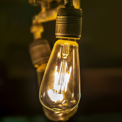 4 Watt LED E27 Filament Leuchtmittel Kegel (ST64)| 350 Lumen warmweiß (2200 K)